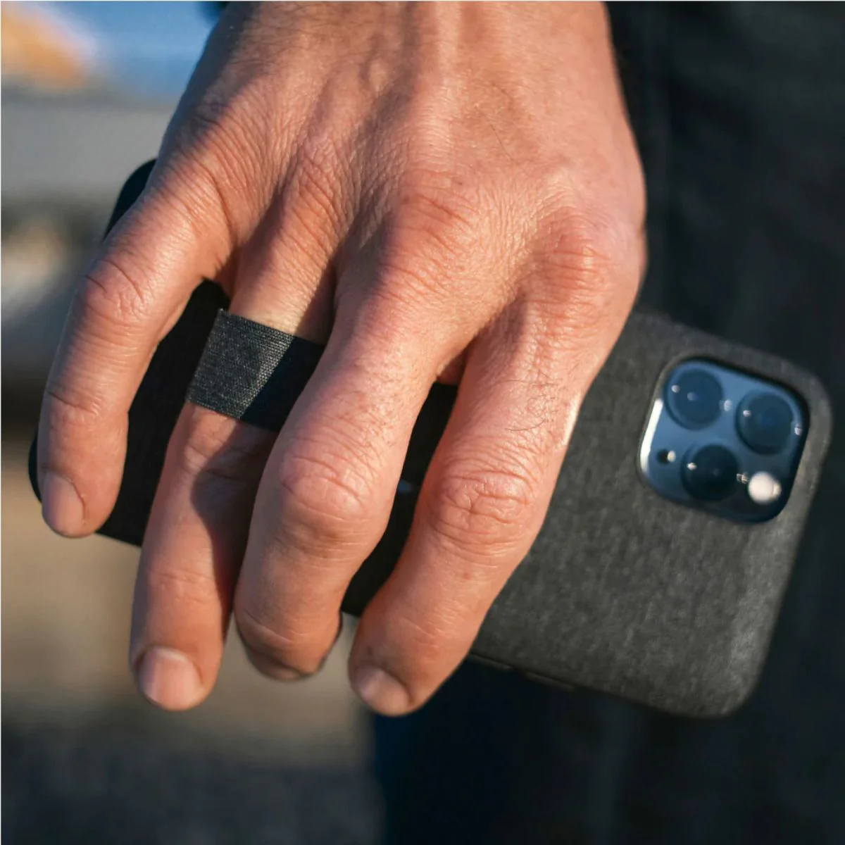 Peak Design Mobile Everyday Case for iPhone 14 with Loop / Charcoal - Image 3