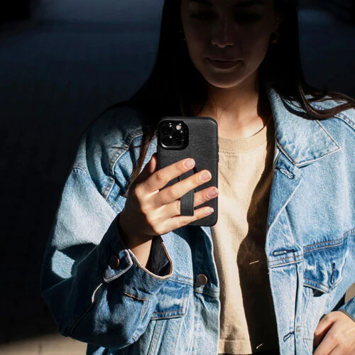 Peak Design Mobile Everyday Case for iPhone 14 with Loop / Charcoal - Image 4