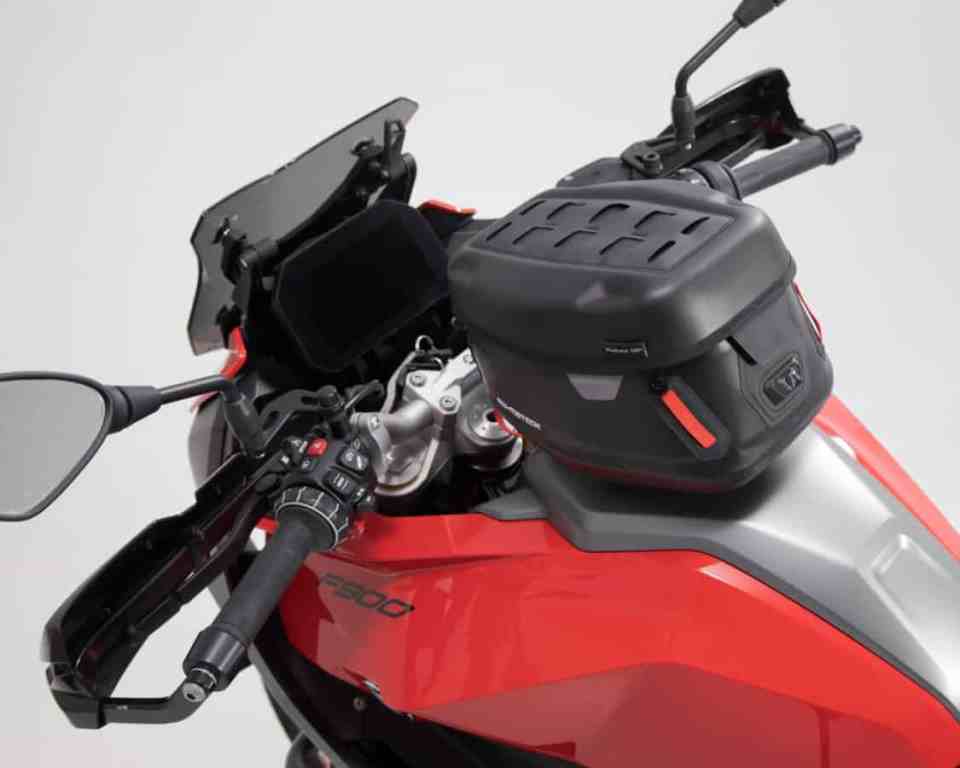 SW-Motech 6L Quick Lock PRO Yukon Waterproof Tank Bag - BC.WPB.00.022.10000 - Image 4